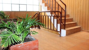 A staircase with wooden steps and metal railings, leading to an upper floor. - Hotel El Tumi 2 (Huaraz)