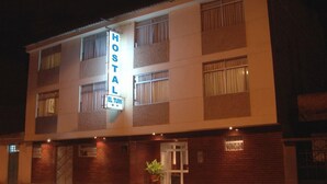 A two-story building with a sign reading "HOSTAL EL TUMI" at the entrance. - Hotel El Tumi 2 (Huaraz)