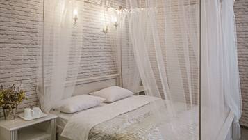 Signature Studio Suite, 1 Queen Bed with Sofa bed | 1 bedroom, minibar, blackout curtains, soundproofing