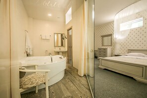Signature-Studiosuite, 1 Queen-Bett und Schlafsofa | Badezimmer | Regendusche, kostenlose Toilettenartikel, Haartrockner, Hausschuhe