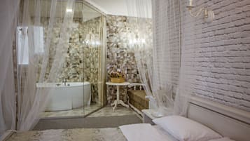 Signature Studio Suite, 1 Queen Bed with Sofa bed | 1 bedroom, minibar, blackout drapes, soundproofing