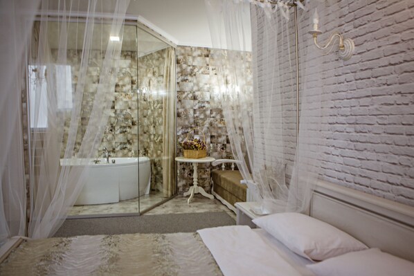 特色开间套房, 1 张大床和 1 张沙发床 | 1 多间卧室、迷你吧、遮光窗帘、隔音