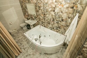 Signature Studio Suite, 1 Queen Bed with Sofa bed | Bathroom | Rainfall showerhead, free toiletries, hair dryer, slippers - Ryleev Hotel (Kharkiv)