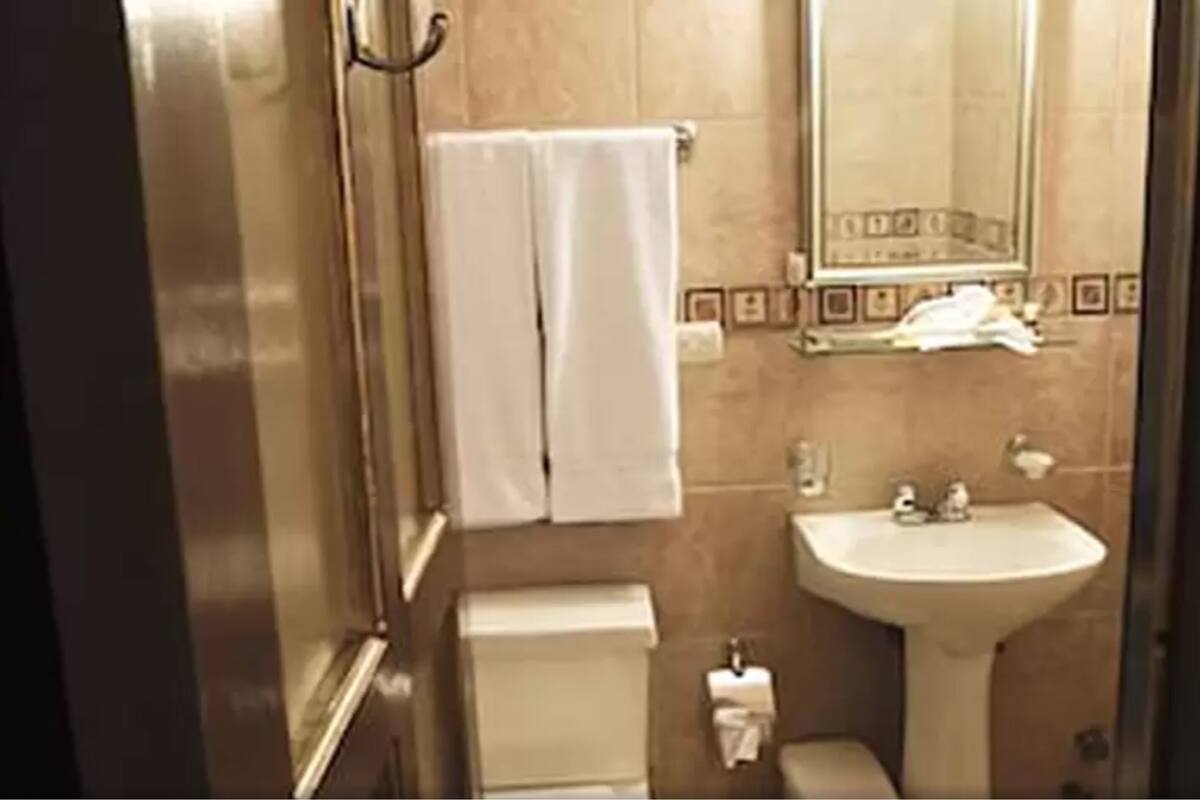 shower, rainfall showerhead, free toiletries, hair dryer