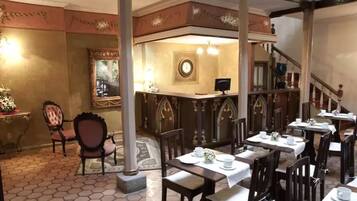 Free daily English breakfast