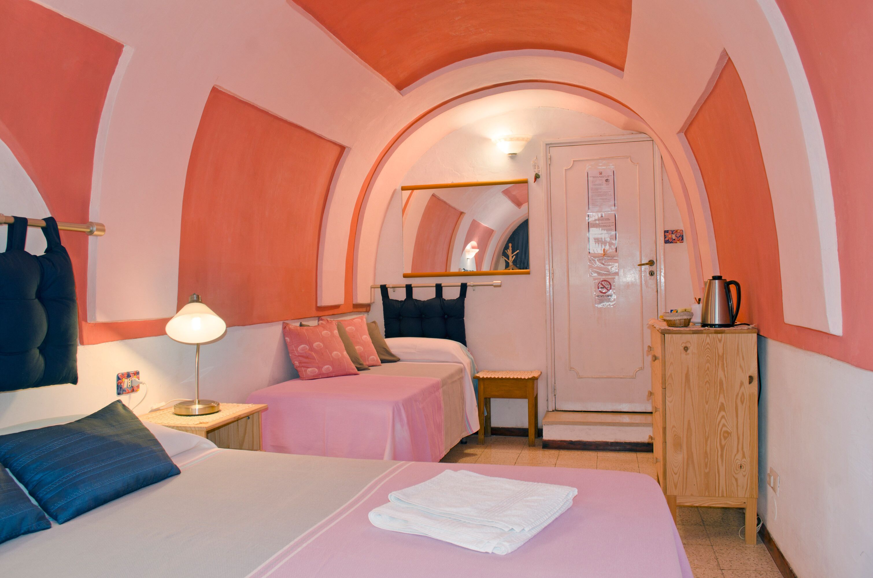 經濟雙人房 (External Private Bathroom) | 迷你吧、房內夾萬、書桌、遮光窗簾/窗簾