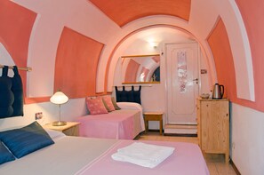 Kahden hengen economy-huone (External Private Bathroom) | Minibaari, tallelokero huoneessa, työpöytä, pimennysverhot