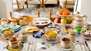 بوفيه فطور مجانًا يوميًا