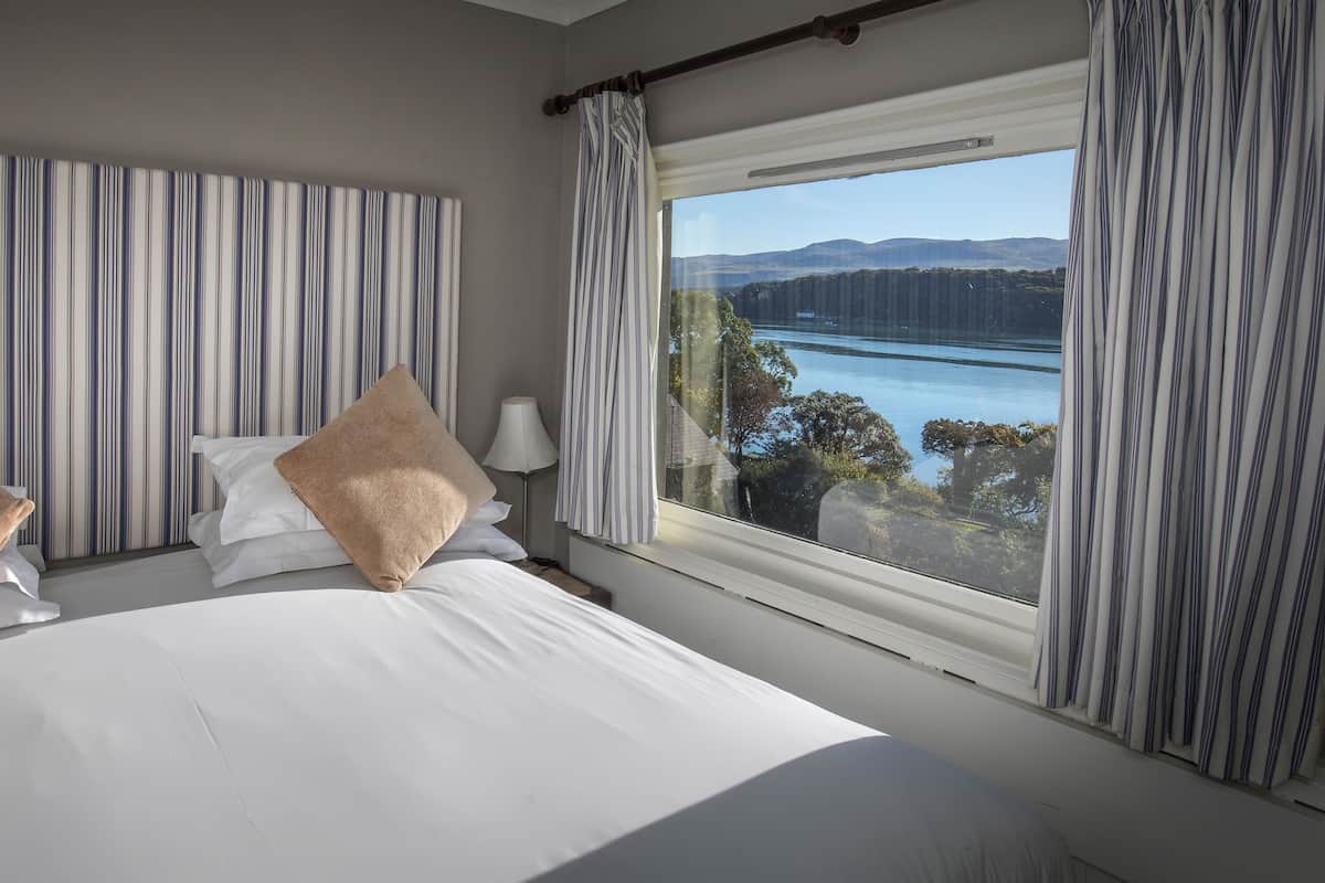 Premium bedding, in-room safe, individually decorated
