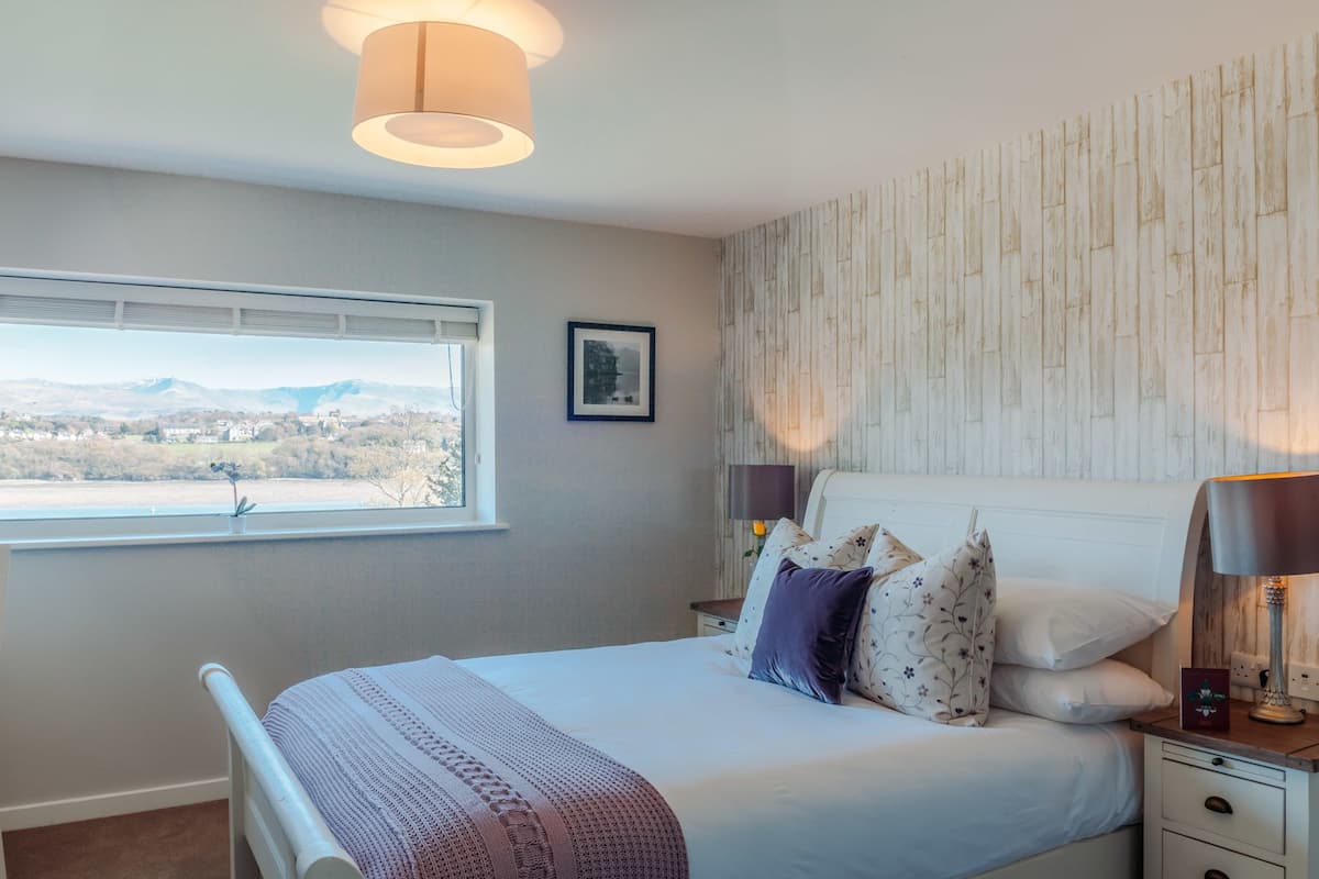 Premium bedding, in-room safe, individually decorated