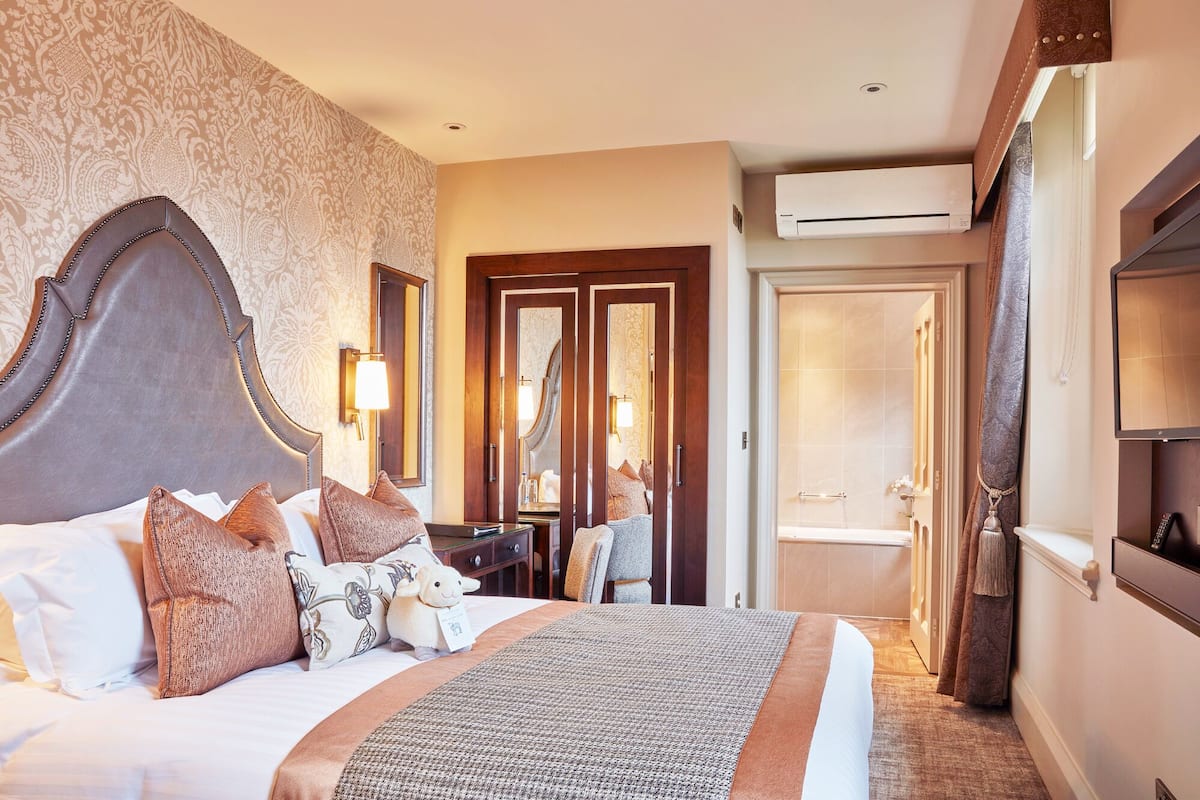 Premium bedding, in-room safe, desk, laptop workspace
