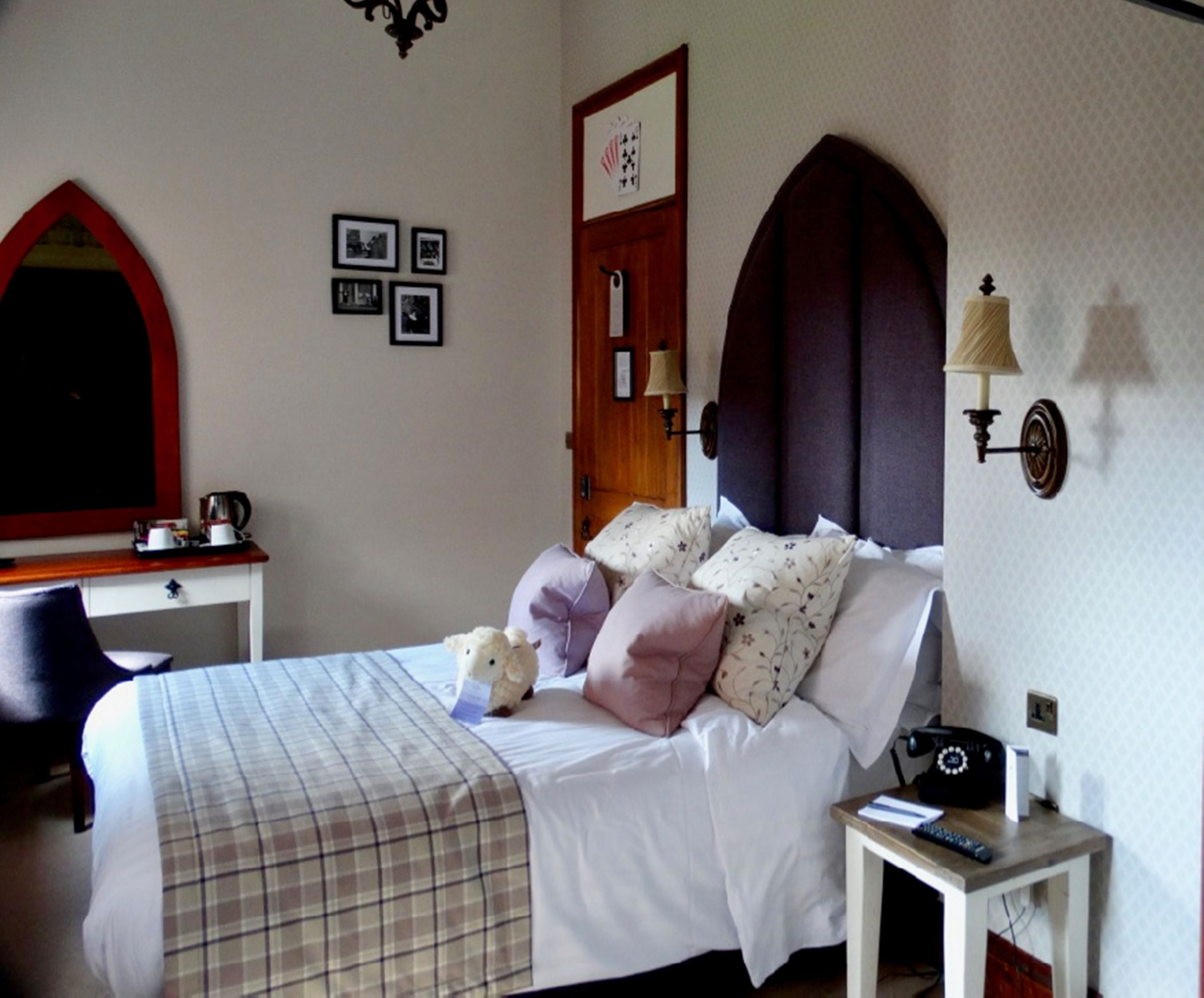 classic double room (small) | premium bedding, in-room safe, desk, laptop workspace