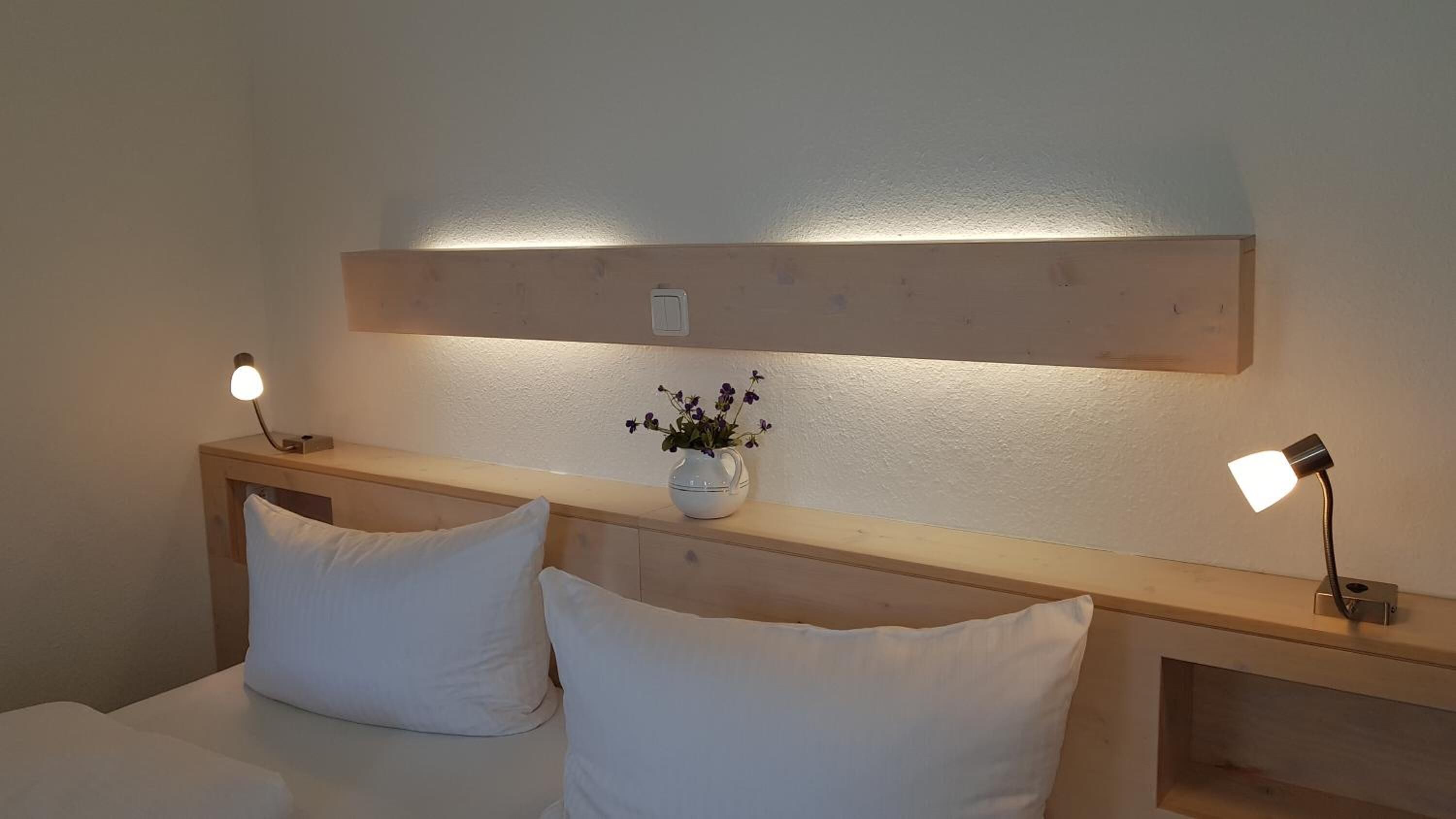 desk, free wifi, bed sheets