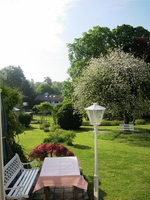 Outdoor dining - Hotel Villa Sisi (Poecking)