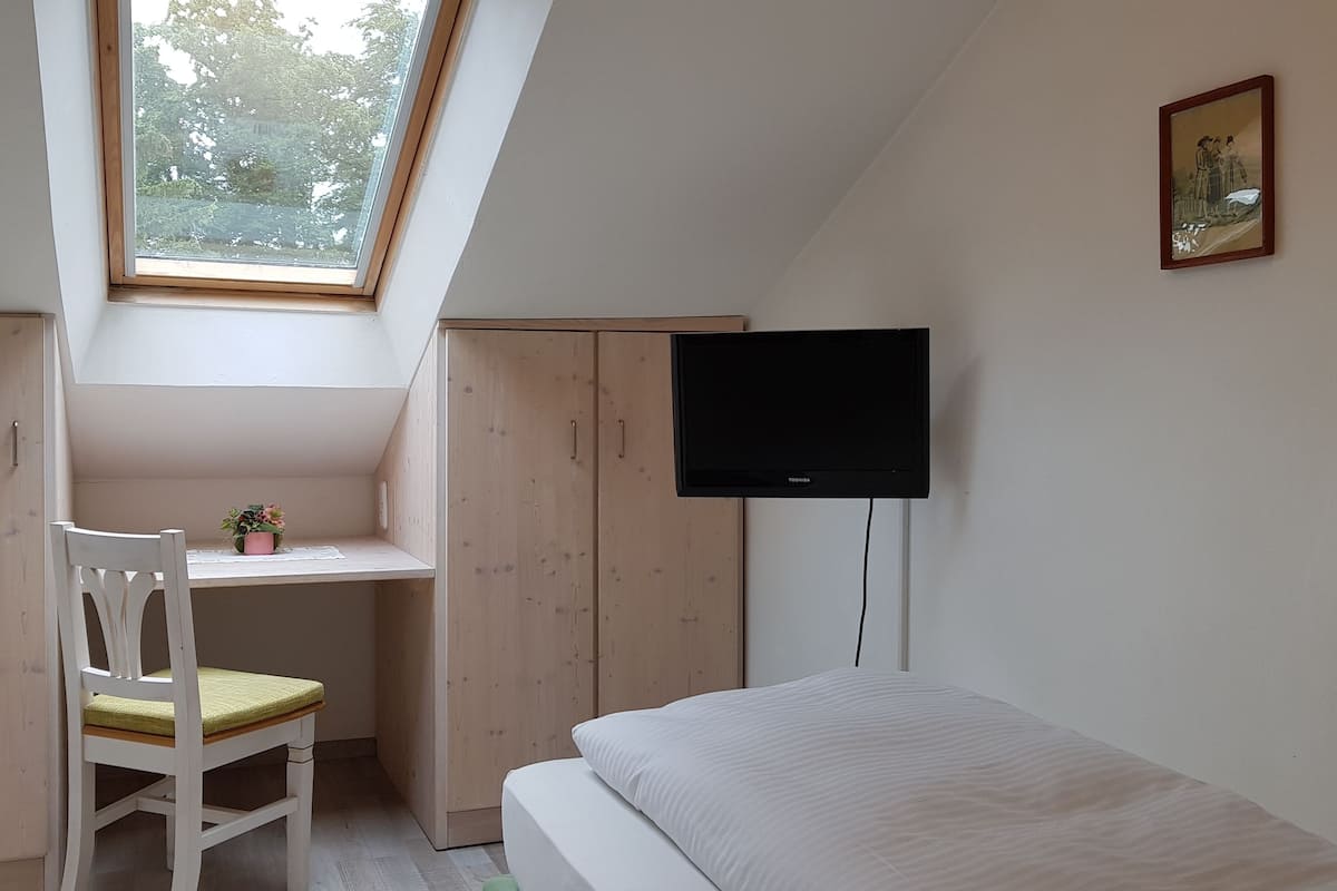 Eenpersoonskamer | Een bureau, gratis wifi, beddengoed
