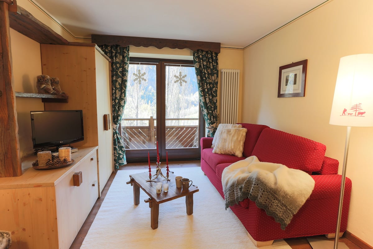Economy Studio | 1 bedroom, in-room safe, laptop workspace, free WiFi