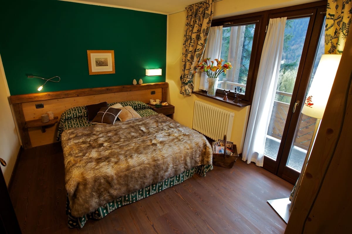 Classic Apartment, 1 Bedroom | 1 bedroom, in-room safe, laptop workspace, free WiFi