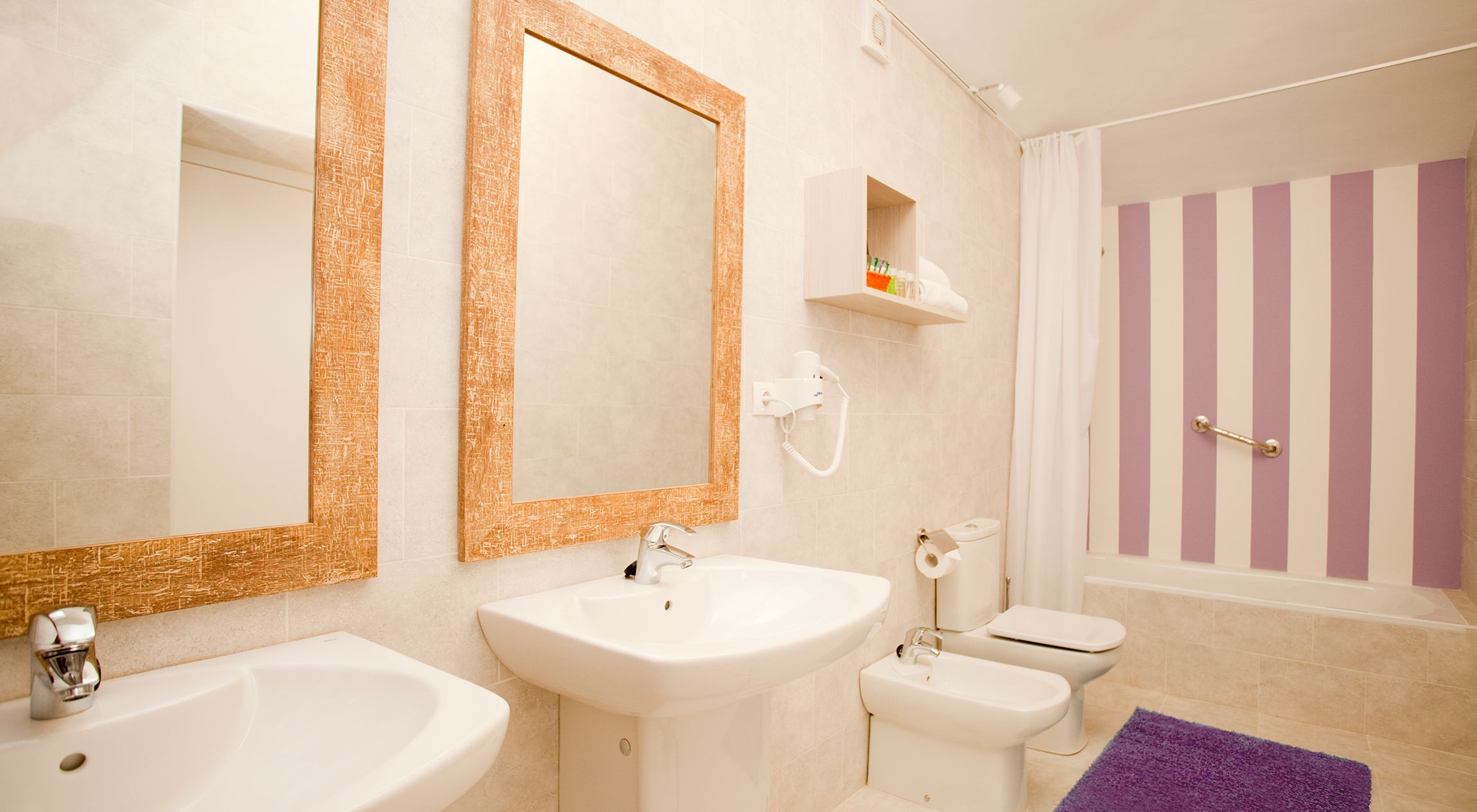 family room | bathroom | bathtub, free toiletries, towels