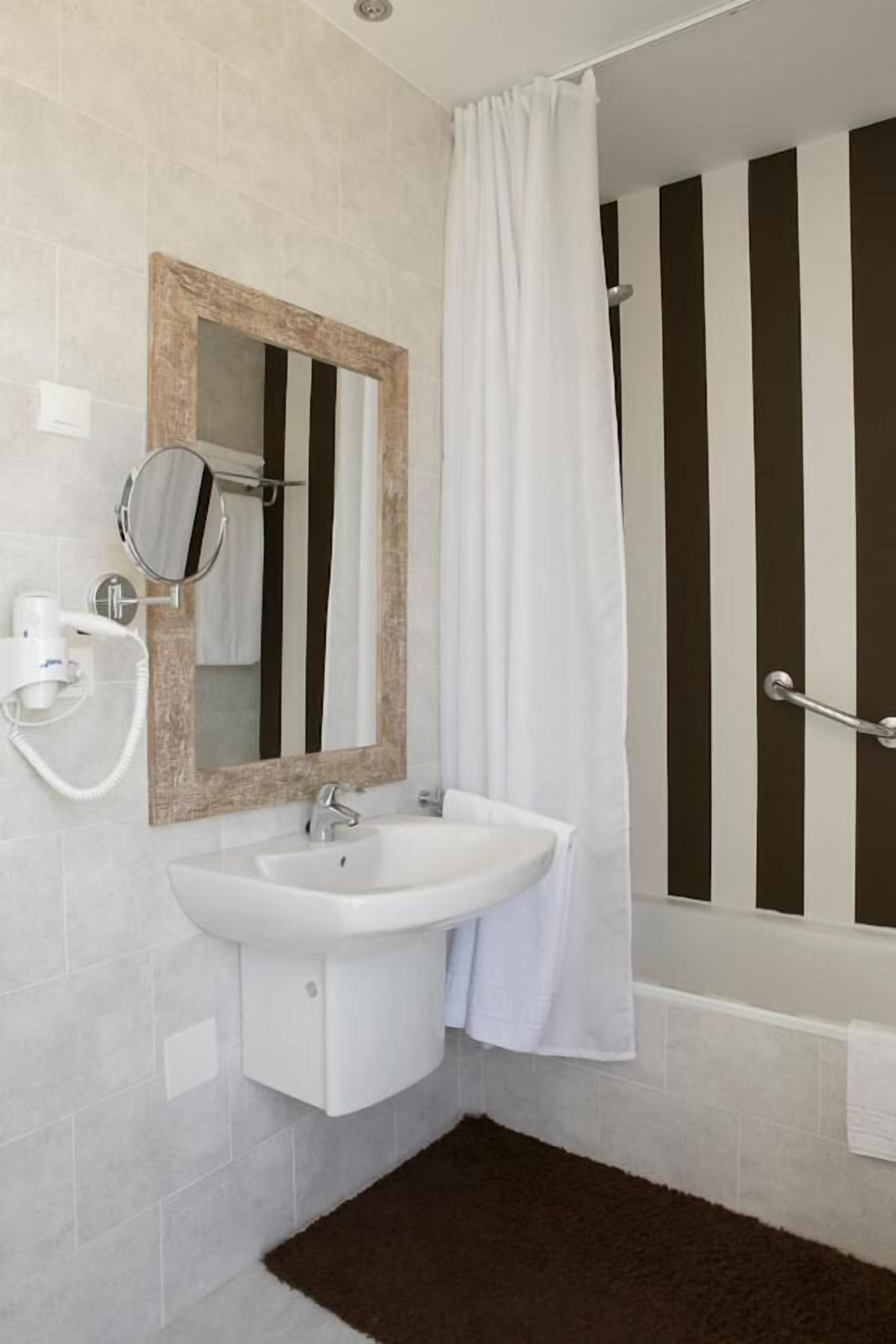 bathtub, free toiletries, towels