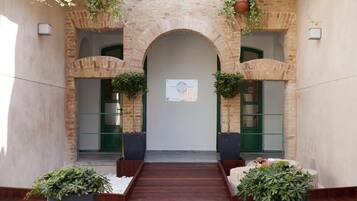 المنشأة من الخارج