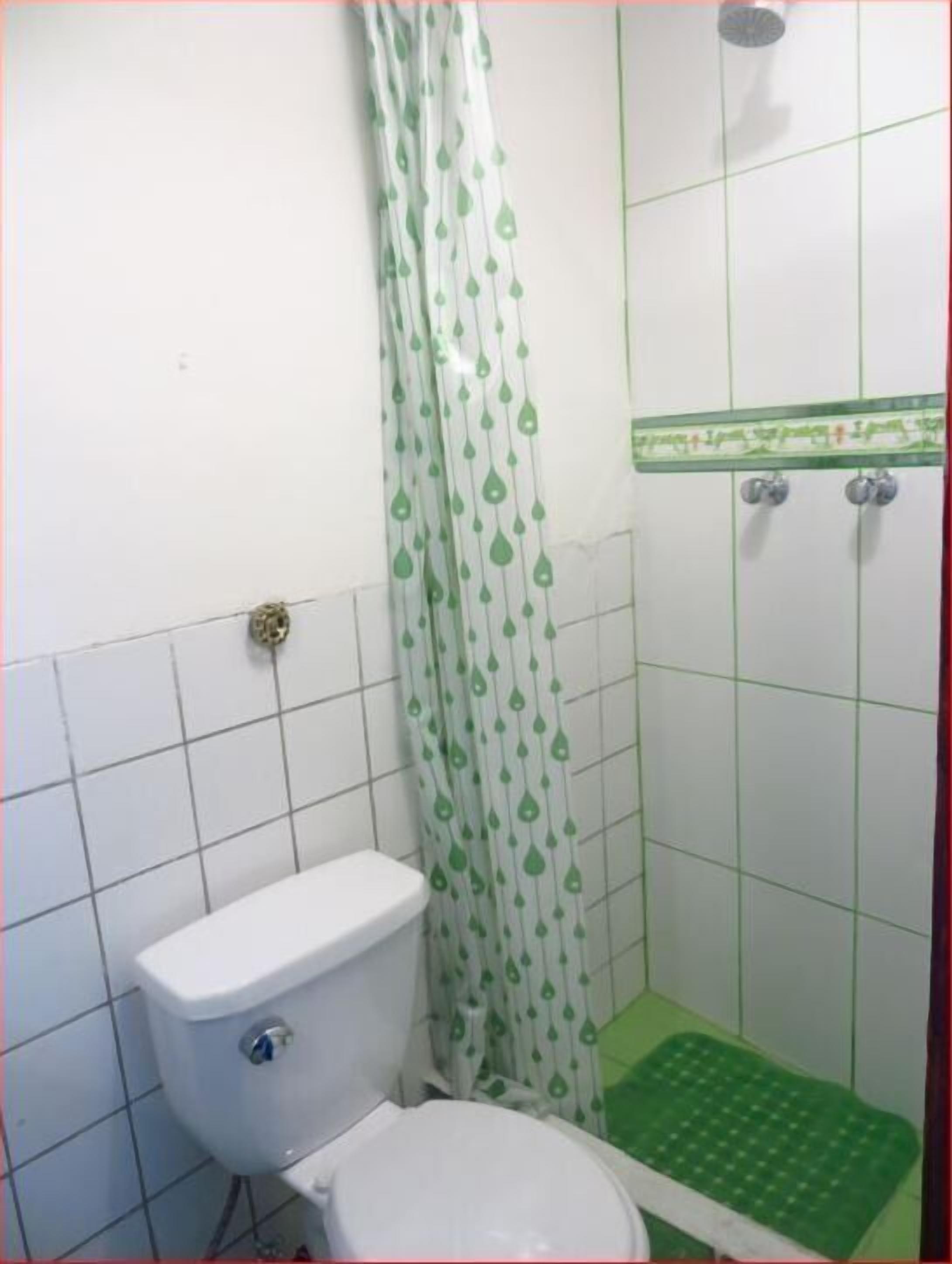 Phòng đôi Deluxe, 1 giường đôi, bồn tắm nước nóng | Phòng tắm | Buồng tắm vòi sen, đồ dùng nhà tắm miễn phí 