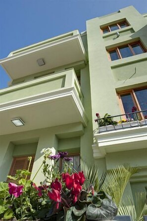 A multi-story building with balconies and a flat roof. - Residence Suites Hotel (Tel Aviv)