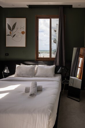 Luxury Studio, Sea View | Premium bedding, minibar, in-room safe, iron/ironing board - Residence Suites Hotel (Tel Aviv)
