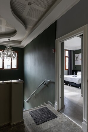 Seprai premium, minibar, brankas, dan setrika/meja setrika
