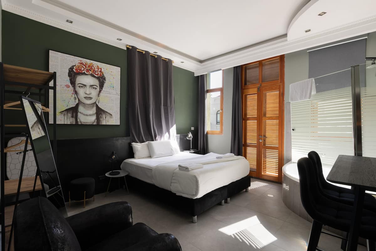 Un dormitorio moderno con cama, escritorio y silla.