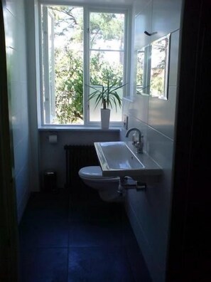 Family Room (Private External Bathroom) | Bathroom | Towels