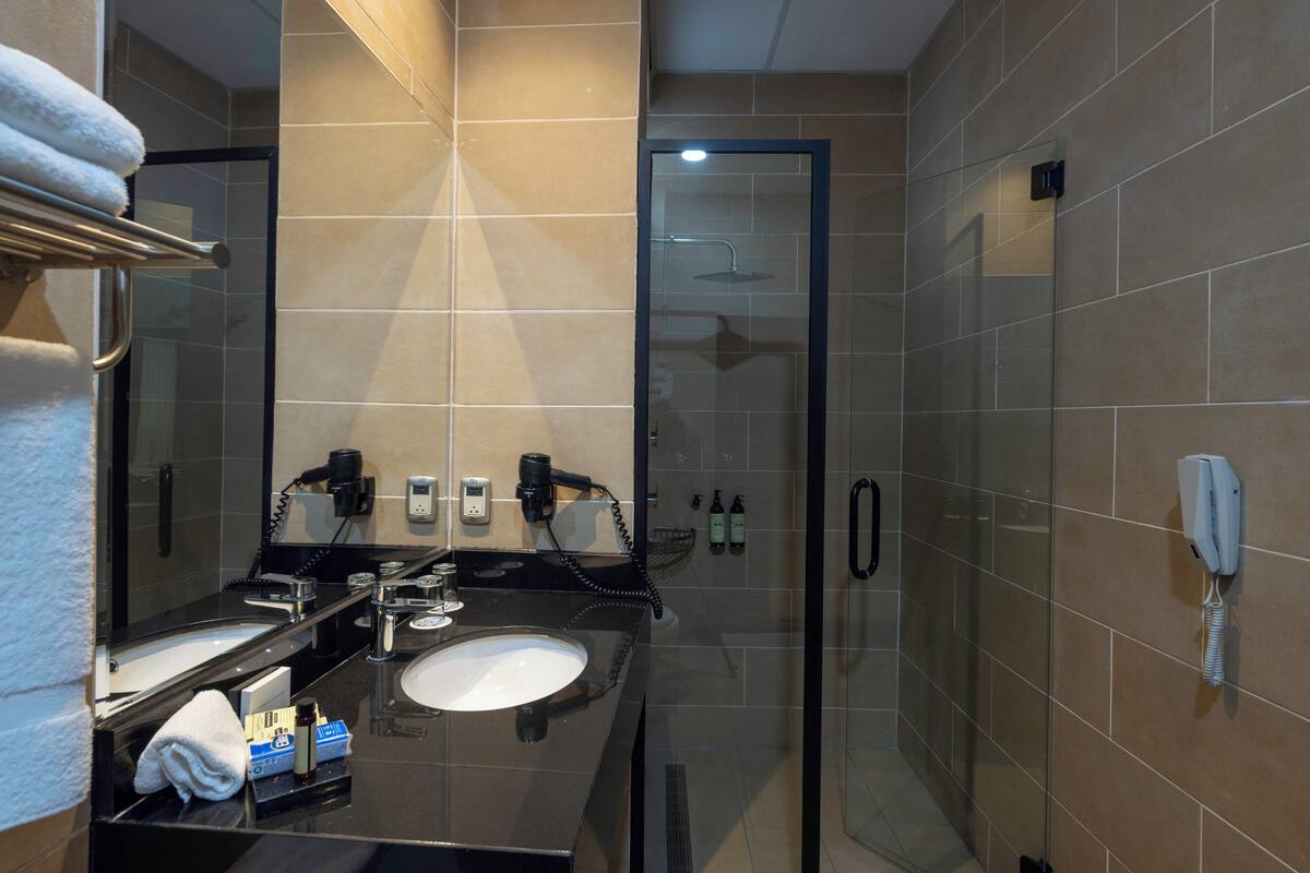 junior suite | bathroom | combined shower/bathtub, deep-soaking bathtub, free toiletries, towels