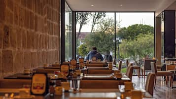 供應早餐、午餐及晚餐