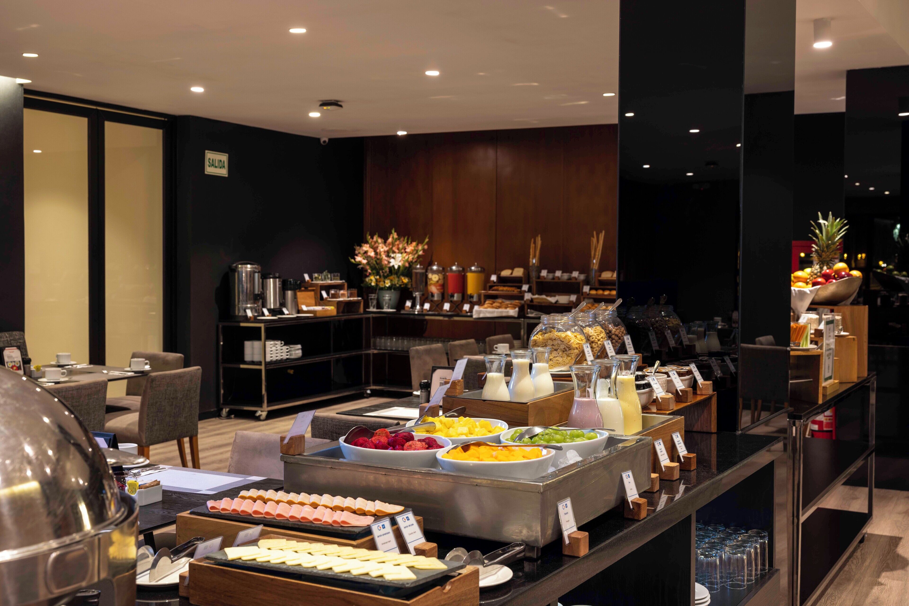 Café da manhã com buffet grátis todos os dias