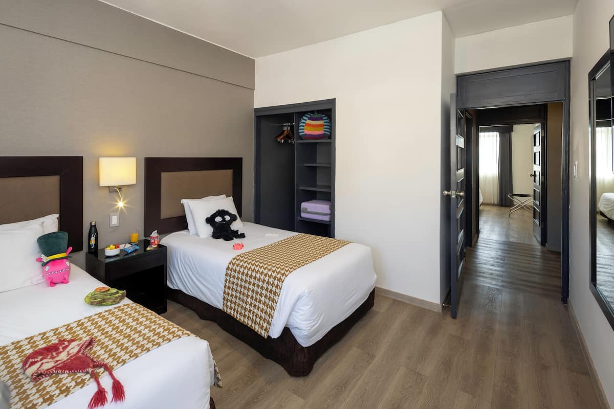 Suite (Familiar) | Premium bedding, minibar, in-room safe, desk