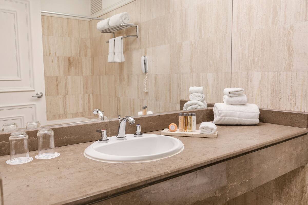 deluxe room, 1 king bed, non smoking | bathroom | combined shower/bathtub, free toiletries, hair dryer, towels