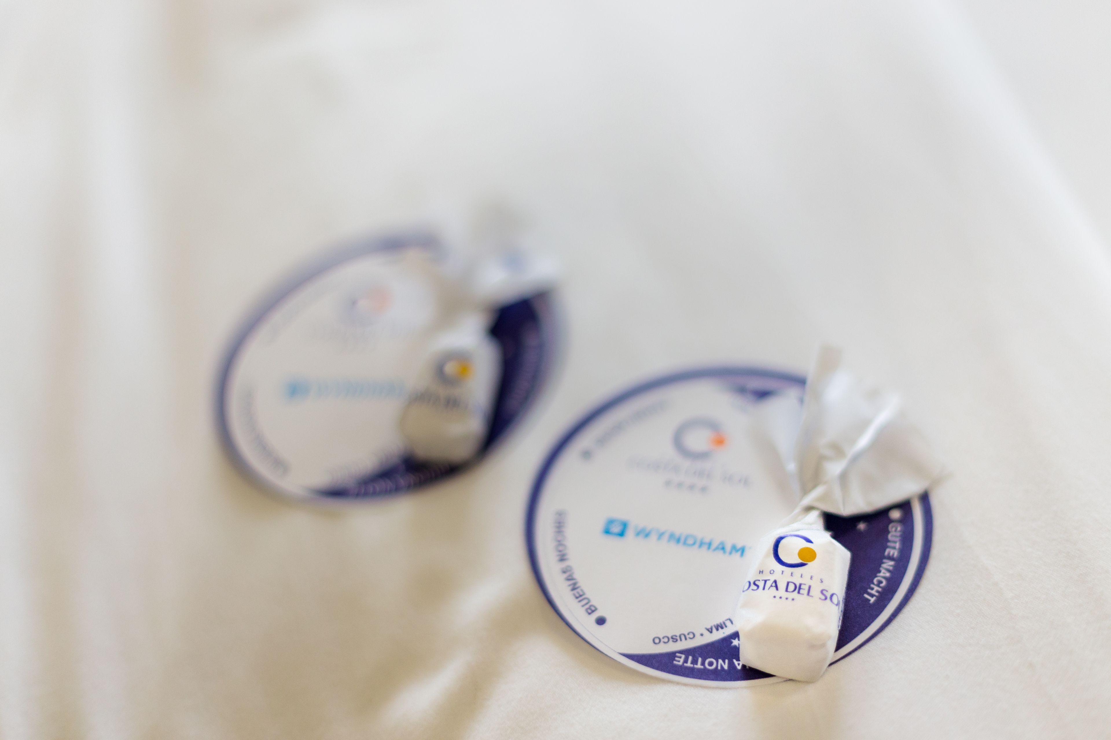 A close-up of a hotel tag with the name "WYNDHAM" and the tagline "GUTE NACHT".