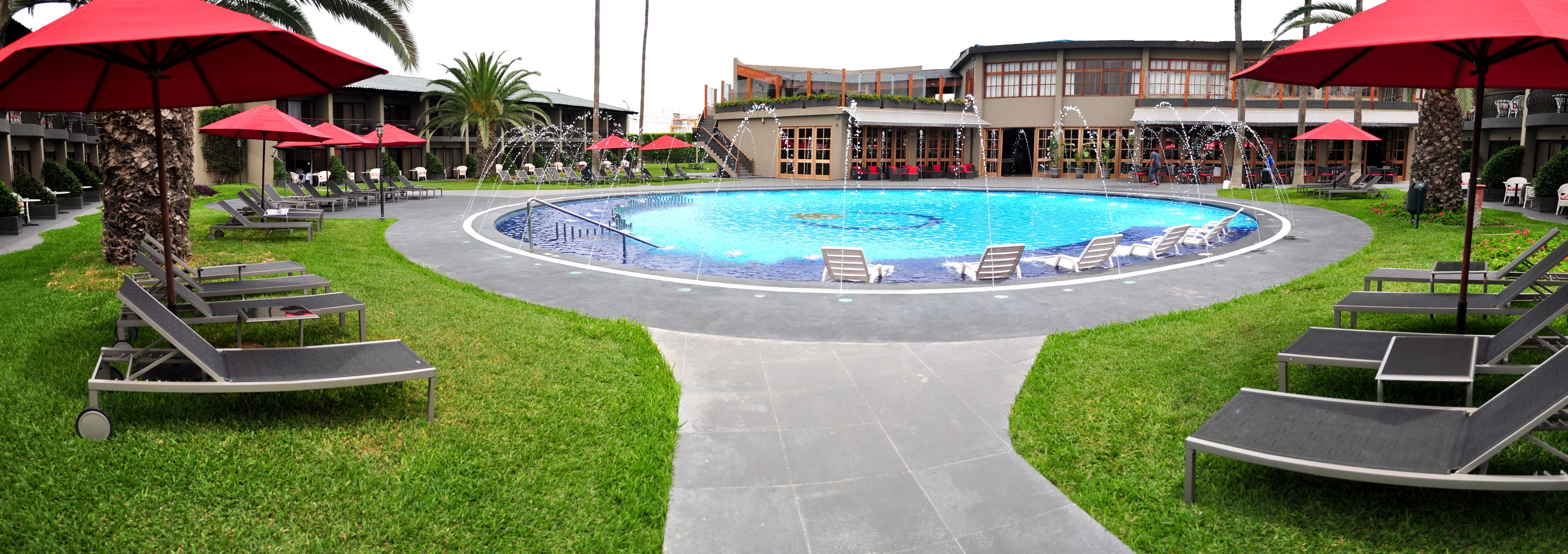 Piscine extérieure, chaises longues