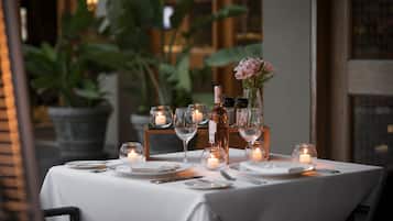 Petit déjeuner, déjeuner et dßner servis sur place