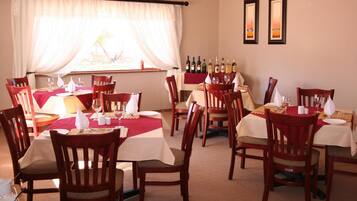 Serveert ontbijt en diner, buitendiner