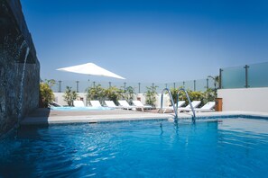 Outdoor pool, open 10:00 AM to 6:00 PM, pool umbrellas, sun loungers - Wyndham Costa del Sol Piura (Piura)