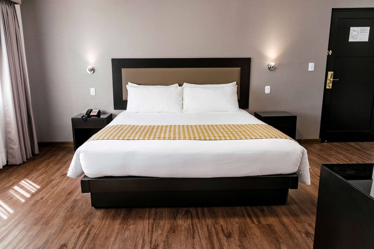 Junior Suite, 1 King Bed, Non Smoking (2KN)