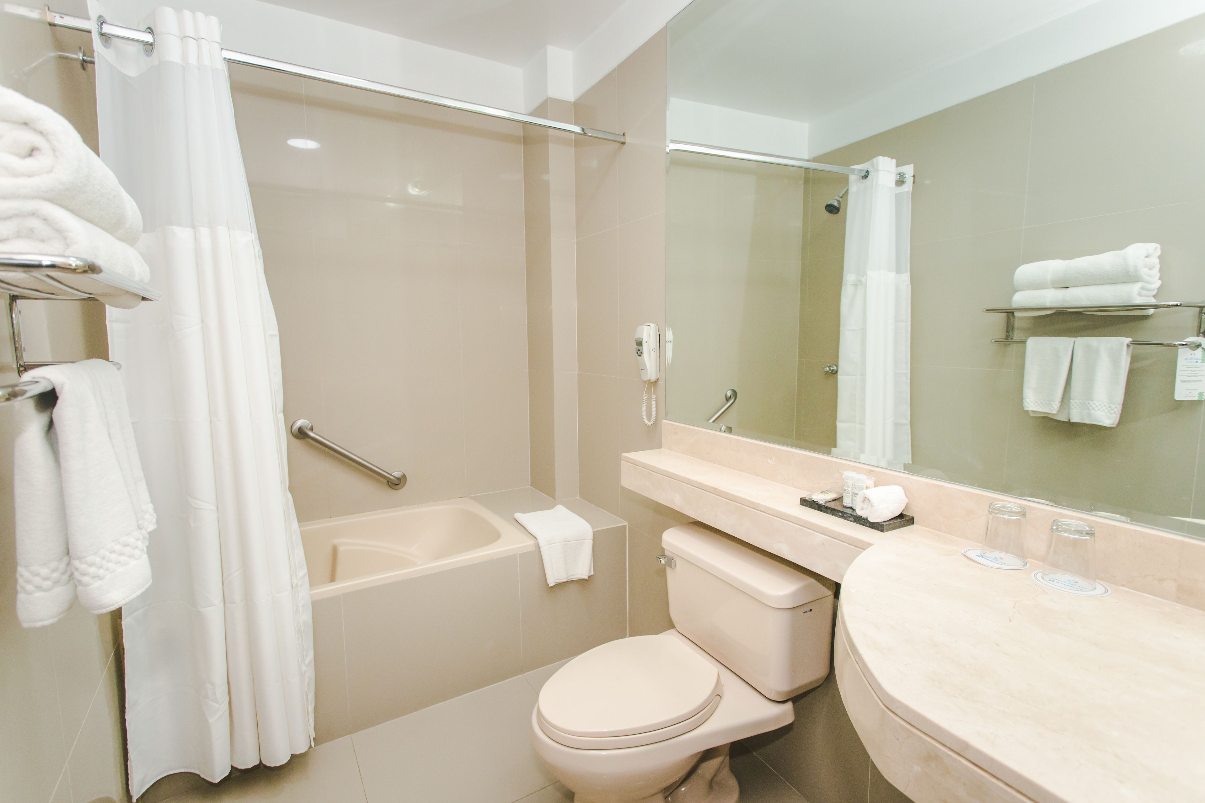 Un baño moderno con bañera, inodoro y lavamanos.