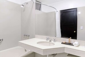 Combined shower/tub, deep soaking tub, free toiletries, hair dryer - Wyndham Costa del Sol Piura (Piura)