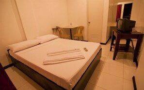 Kamar Ekonomi, 1 Tempat Tidur Queen | Meja kerja, Wi-Fi gratis, dan seprai linen