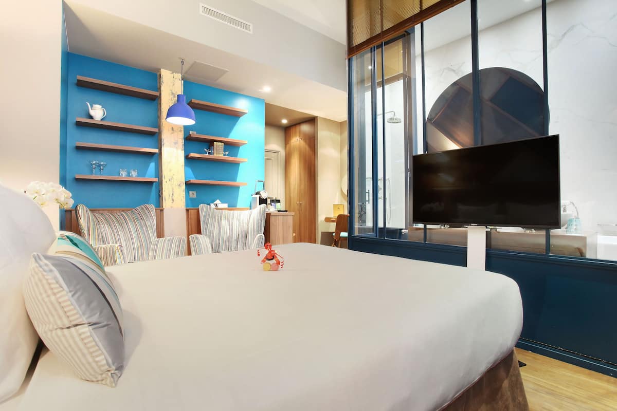 Premium bedding, in-room safe, desk, blackout curtains
