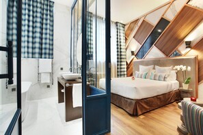 Hochwertige Bettwaren, Zimmersafe, Schreibtisch, Verdunkelungsvorhänge