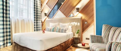 Junior Suite | Premium bedding, in-room safe, desk, blackout drapes