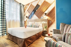 Junior-sviitti | Ylelliset vuodevaatteet, tallelokero huoneessa, työpöytä, pimennysverhot