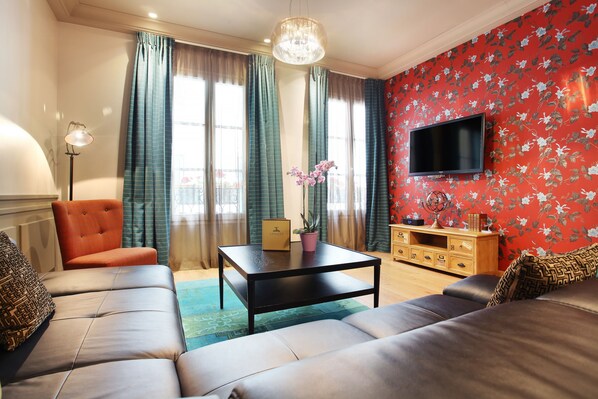 Executive-sviitti | Ylelliset vuodevaatteet, tallelokero huoneessa, työpöytä, pimennysverhot