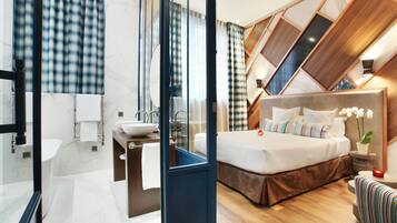 Junior suite | Luxe beddengoed, een kluis op de kamer, een bureau